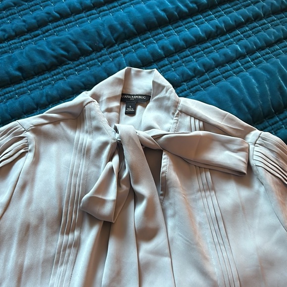 Beautiful Banana Republic blouse - Picture 3 of 3